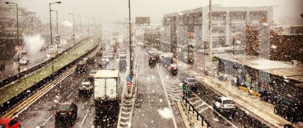 Χιονίζει σε όλη την Αθήνα! Κλειστά σχολεία στα βόρεια προάστια - Πού υπάρχουν προβλήματα στην επαρχία