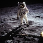 O Buzz Aldrin περπατάει στο φεγγάρι