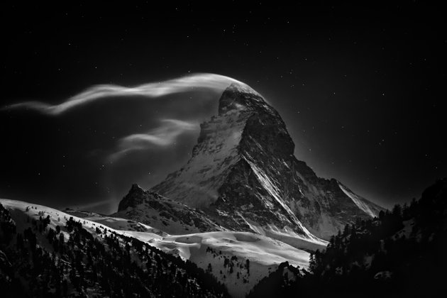 Η κορυφή Matterhorn των ¶λπεων σε πανσέληνο