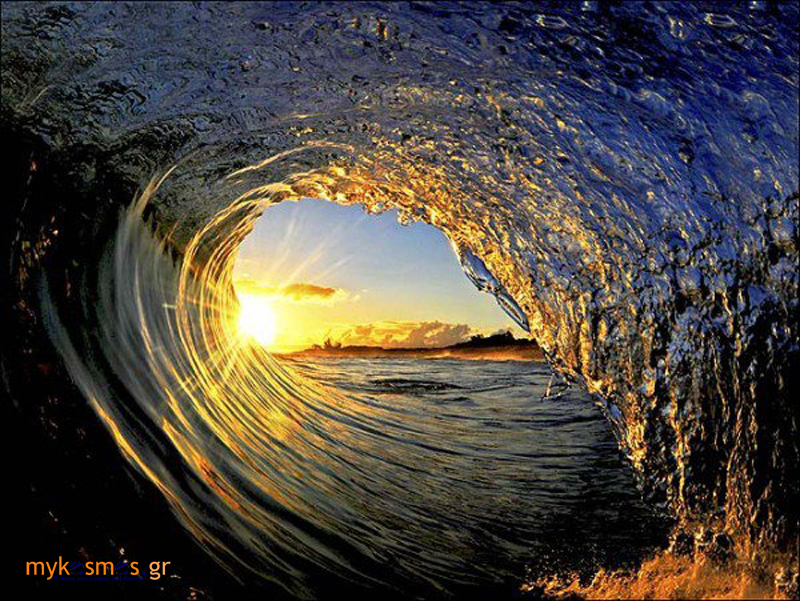 Μια υπέροχη φτογραφία τραβηγμένη πάνω από τη σανίδα του surfing λίγο πριν τη δύση του ήλιου