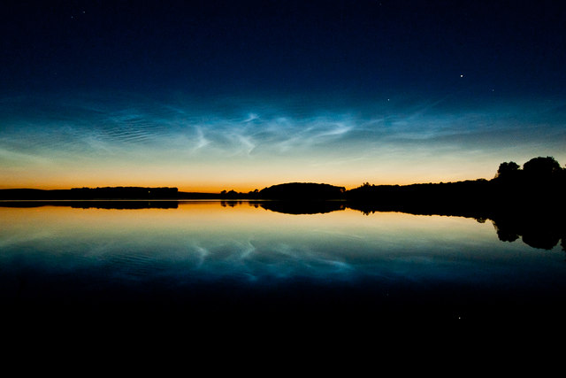 Φωτεινά νυχτερινά νέφη πάνω από λίμνη της Σκωτίας