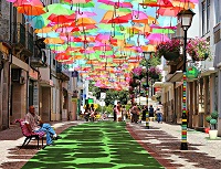 Εκατοντάδες ομπρέλες σε έναν πανέμορφο πεζόδρομο, στην Πορτογαλία. 