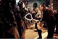 Ένα παιδί προσέφερε σε έναν αστυνομικό ένα μπαλόνι σε σχήμα καρδιάς, Βουκουρέστι, Ρουμανία