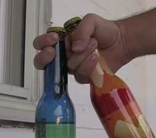 Πώς να ανοίξεις την μπύρα με το ένα χέρι